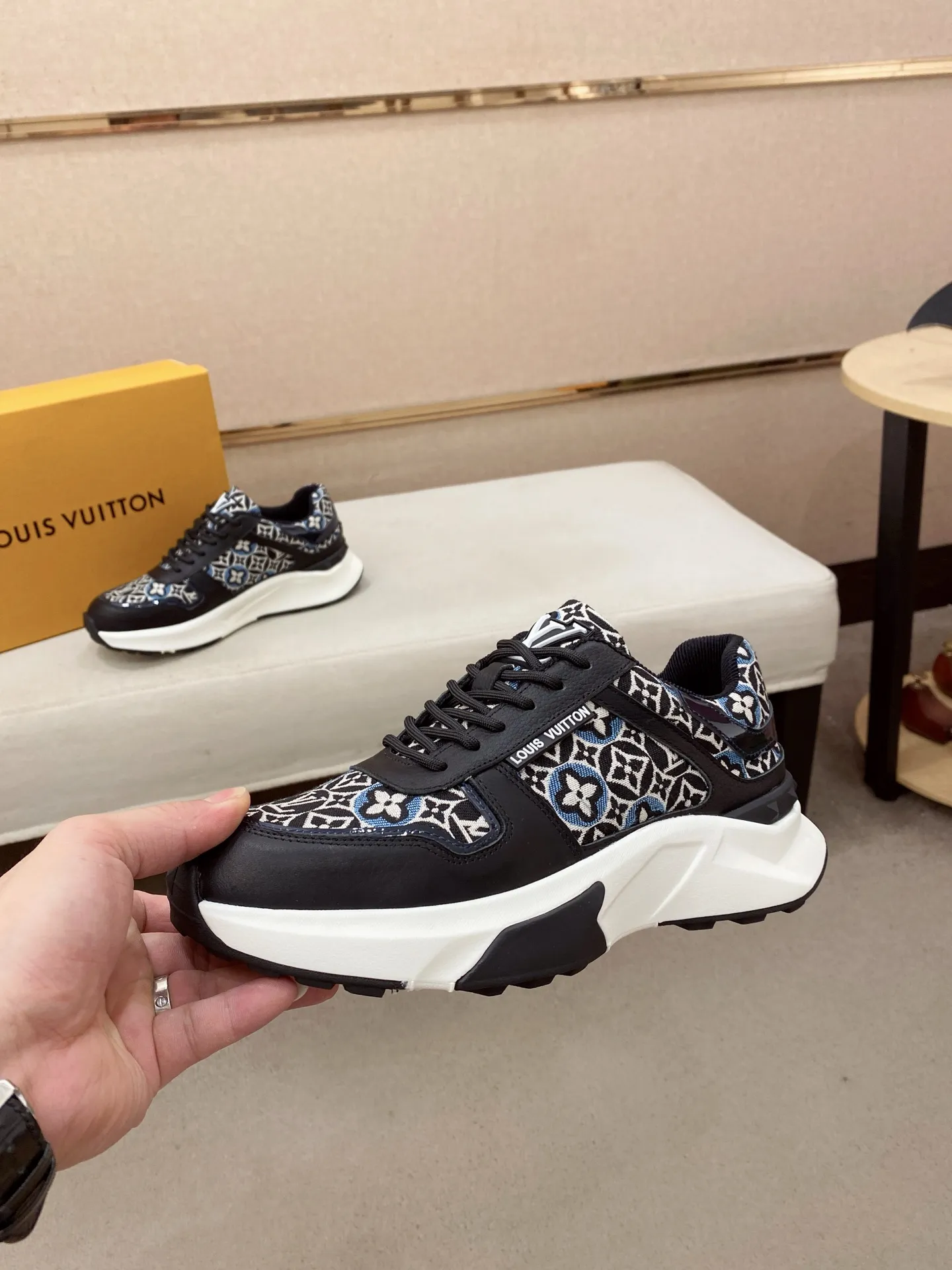 Men's shoes💰 462💰louis vuitton (Louis Vuitton/lv)🔍🔍The new counters are on sale at the same time. The uppers are imported from Italy. ️Re-engraved🇮🇹💪💪, ⚠Sole: The original sole is specially provided by the original factory, the exclusive movable molded sole is super comfortable, ⚠Original factory follow-up goods, 🔍🔍high quality, you can go in and out of the counter at will, welcome to compare⚠. Code number: 38-44 (45/46 customized, non-refundable)